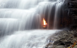 Bí ẩn ngọn lửa âm ỉ không tắt trong lòng thác nước ở Mỹ