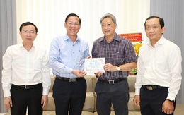Chủ tịch Phan Văn Mãi thăm, chúc mừng thầy thuốc tiêu biểu