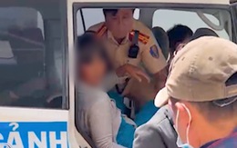 Người phụ nữ bị tai biến gục ven đường được CSGT dùng xe đặc chủng đưa đi cấp cứu