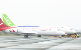 Cận cảnh hai máy bay thương mại 'made in' Trung Quốc lần đầu đến Vân Đồn