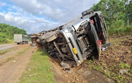 Lại tai nạn trên đường La Sơn - Hòa Liên, xe tải tự lật, tài xế tử vong