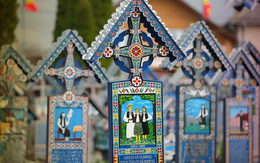 Khám phá nghĩa trang vui vẻ ở Romania, khắc thơ tôn vinh người đã khuất