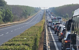 Cao tốc Long Thành - Dầu Giây kẹt cứng, 30 phút mới đi được 2km