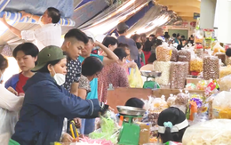 Siêu thị, chợ ở TP.HCM đông đúc người sắm Tết