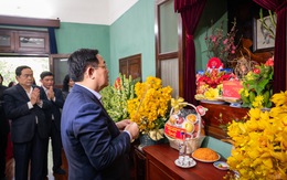 Chủ tịch Quốc hội Vương Đình Huệ dâng hương tưởng niệm Bác Hồ ở Nhà 67