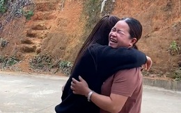Mẹ vui sướng khi con gái về nhà bất ngờ sau 5 năm đi Nhật