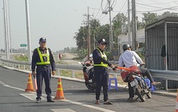 Nhiều người đi xe máy vẫn chạy nhầm vào cao tốc dù có biển cấm
