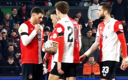 Cầu thủ Feyenoord oẳn tù tì lừa đối thủ hài hước
