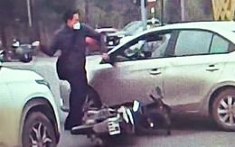 Người đàn ông lấy mũ bảo hiểm đập vỡ kính ô tô sau va chạm giao thông