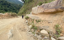 Đường miền núi Quảng Nam sạt lở, dân đi lại quá khổ