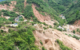 Flycam cảnh khai thác vàng trái phép ở Phước Sơn khiến núi đồi nham nhở