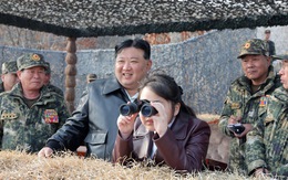 Ông Kim Jong Un dẫn con gái ra thao trường, lái thử siêu xe ông Putin tặng