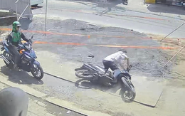 Người đi xe máy ngã nhào trên đường Võ Văn Ngân, TP Thủ Đức