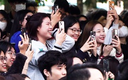 Hàng ngàn học sinh Hà Nội ‘cháy’ cùng Double2T trong Ngày hội tư vấn tuyển sinh