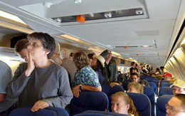 Hành khách hối hả bật dậy trên máy bay: Không phải vô ích