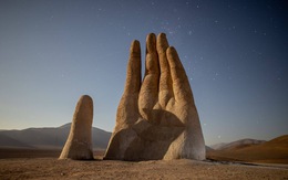 Bàn tay khổng lồ vươn lên từ sa mạc khô cằn nhất thế giới