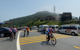 Khách tham quan kín đỉnh đèo Hải Vân, hai địa phương phối hợp điều tiết giao thông