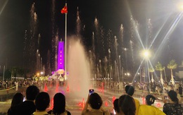 Nửa đêm, người dân Đà Nẵng vẫn chen chân xem nhạc nước ở quảng trường 29-3