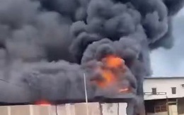 Cháy xưởng nệm ở Hóc Môn khói đen trời