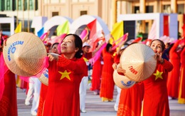 Gần 1.000 người đồng diễn chào mừng kỷ niệm 100 năm Nha Trang