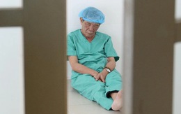 Cảm phục vị bác sĩ 62 tuổi ngủ vội nơi hành lang bệnh viện