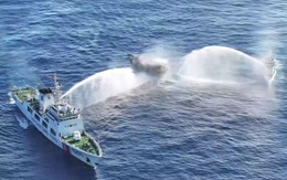 Phun vòi rồng tàu Philippines, Trung Quốc nói Manila 'đóng vai nạn nhân' ở Biển Đông