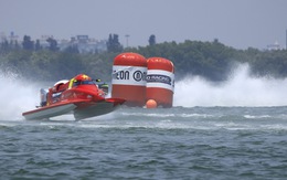 Các tay đua thuyền máy F1H2O 'đạp gió rẽ sóng' trong ngày thi đấu cuối