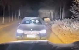 Thanh niên lái ô tô bật đèn pha gặp phải 'tài xế cứng'