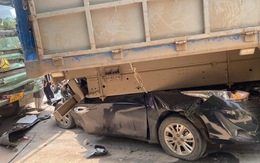 Ô tô con bẹp dúm, lọt dưới gầm xe tải sau tai nạn liên hoàn ở Hà Nội