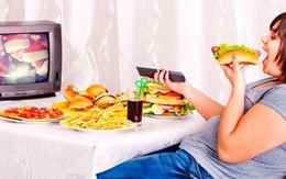 Ăn khi xem tivi, ngủ ít có thể gây thừa cân, béo phì