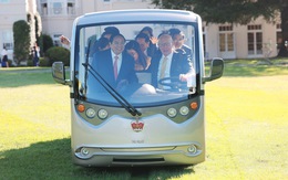 Toàn quyền Úc lái xe điện chở Thủ tướng Phạm Minh Chính và phu nhân thăm Phủ Toàn quyền