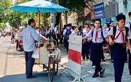 Sau các vụ ngộ độc ở Nha Trang, phụ huynh 'lên ruột' vì hàng rong vẫn bủa vây trường học