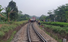 Va chạm với xe chuyên dụng đường sắt, hai chị em tử vong