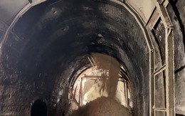 Bên trong hầm Bãi Gió đang sạt lở khiến đường sắt Bắc - Nam tê liệt