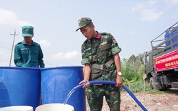Quân đội chở nước đến vùng biên giới cho hàng trăm hộ dân đang thiếu nước