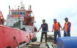 Tàu cảnh sát biển chở 350.000 lít nước ngọt cấp cho người dân đảo Hòn Chuối