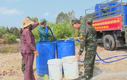 Quân đội chở nước ngọt cấp miễn phí cho bà con ở Kiên Giang