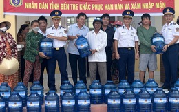 Bộ Tư lệnh Vùng Cảnh sát biển 3 tặng 1.000 bình nước cho bà con Bến Tre