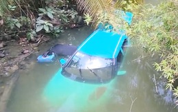 Taxi tụt dốc rơi xuống kênh nước, tài xế chui qua cửa sổ thoát nạn