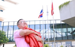 Doanh nhân Thái Lan rưng rưng ôm lá cờ đỏ sao vàng trong buổi chào cờ chia tay Việt Nam