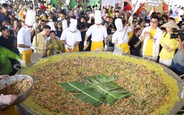 Cận cảnh chiếc bánh xèo khổng lồ đường kính 3m, cắt cho 1.000 người ăn ở Cần Thơ