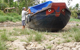 Cận cảnh khô hạn ở Cà Mau, kênh rạch trơ đáy, xuồng ghe mắc cạn
