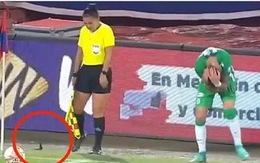 Phẫn nộ hành vi 'phóng dao' trúng đầu cầu thủ Uruguay đang đá phạt góc