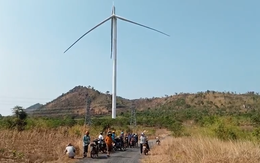 Cánh quạt điện gió ở Gia Lai bị gãy do gió giật mạnh và giông lốc