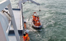 Cứu nạn 10 thuyền viên tàu Sunrise 268 bị chìm trên vùng biển Nam Định