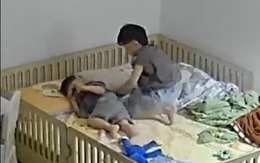 Anh trai dỗ dành em ngủ khi bố mẹ đi vắng