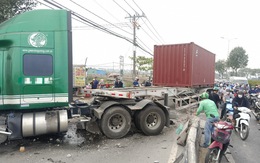 Xe container húc văng dải phân cách, tông 2 xe máy khiến 3 người bị thương ở Hóc Môn