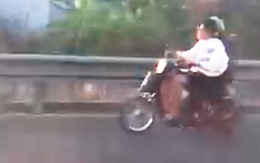 Lại có người chạy xe máy trên đường cao tốc TP.HCM - Trung Lương