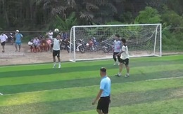 Thủ môn bị thủng lưới vì đồng đội xử lý bóng vụng về