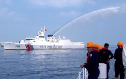 Phóng viên BBC trên tàu Philippines kể vụ hải cảnh Trung Quốc phun vòi rồng